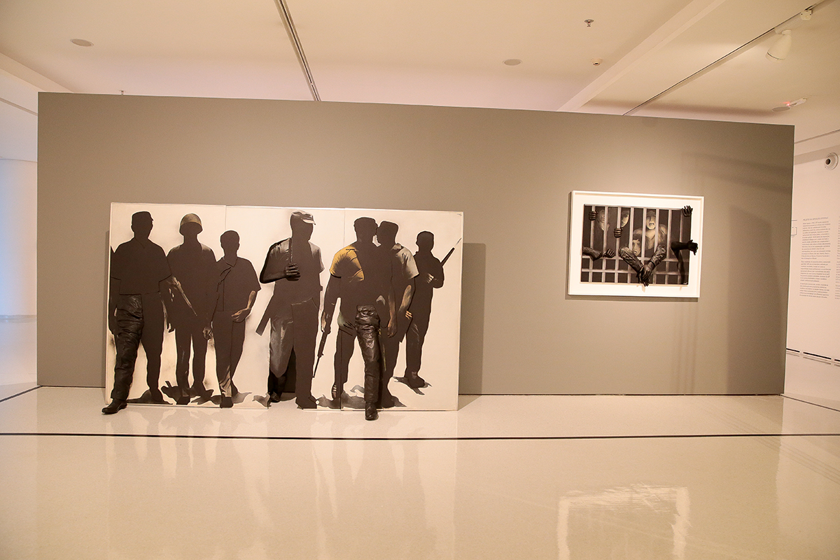 Obras "Revolucionários" e "Liberdade Encarcerada", de Rafael Canogar, expostas na Bienal de 1971 - Foto: Marcos Santos/USP Imagens