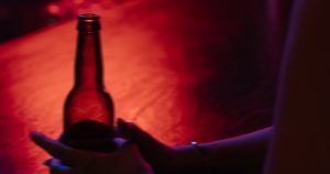 Mulheres sofrem abusos e são estigmatizadas ao buscar tratamento para o alcoolismo
