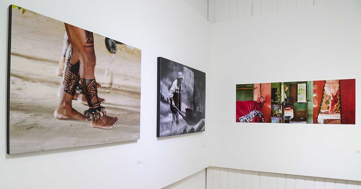 Uma das salas da exposição é dedicada às artes visuais - Foto: Marcos Santos/USP Imagens