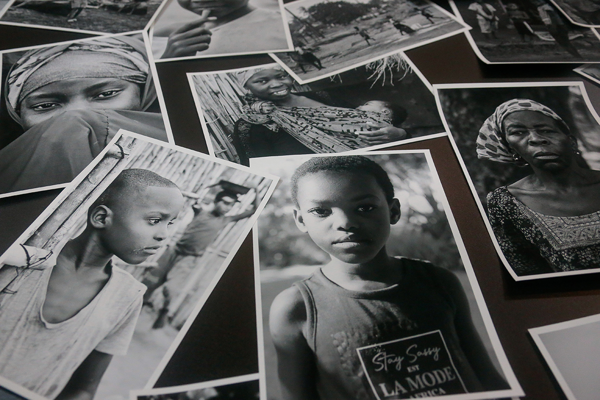 Em suas fotos, Alessandra Rehder capta o olhar fixo e inocente de crianças de Moçambique - Foto: Cecília Bastos/USP Imagens