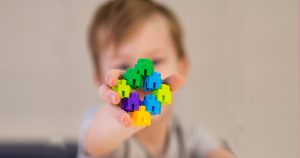 Autismo na infância: políticas públicas asseguram direitos, mas limitam o convívio social
