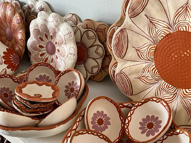 Diferentes traços de pintura de pratos do Artesol - Foto: Arquivo pessoal de Carolina Sasse
