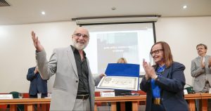 Vitor Henrique Paro recebe título de Professor Emérito da Faculdade de Educação