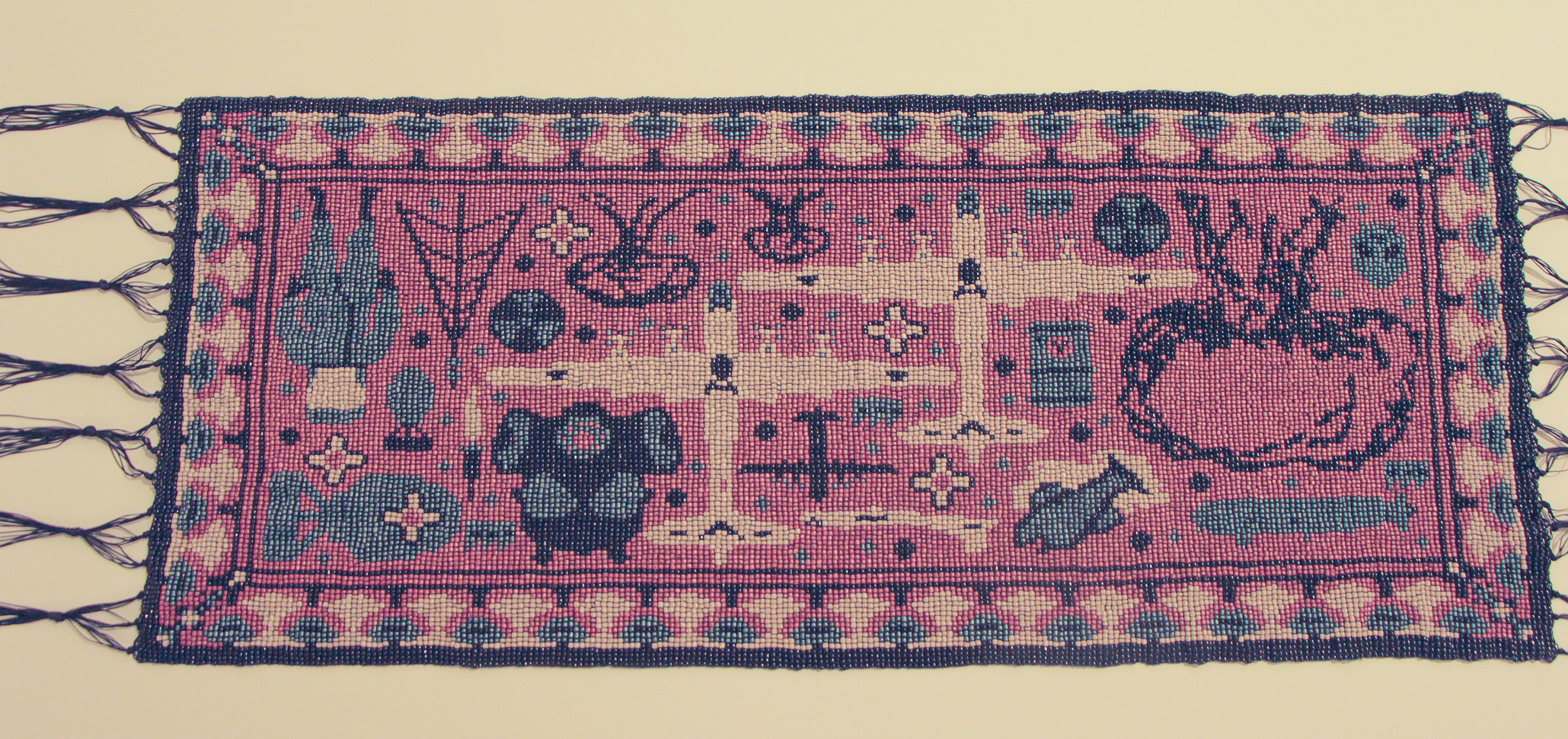 Nós do Caos (2023), tapeçaria com miçangas - Foto: Cecília Bastos/USP Imagens