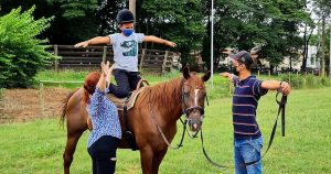 Na USP Piracicaba, cavalos transformam a vida de pessoas com deficiência