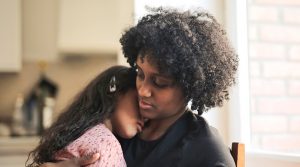 Reescrita jurídico-feminista revela violência de gênero contra mulher estrangeira e seus filhos