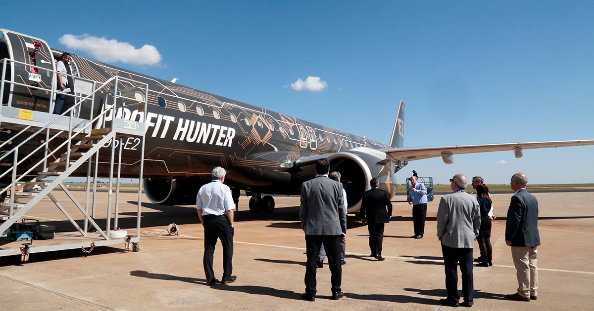 Os dirigentes conheceram o Profit Hunter, um avião comercial com capacidade para 146 passageiros – Foto: Cecília Bastos/USP Imagens