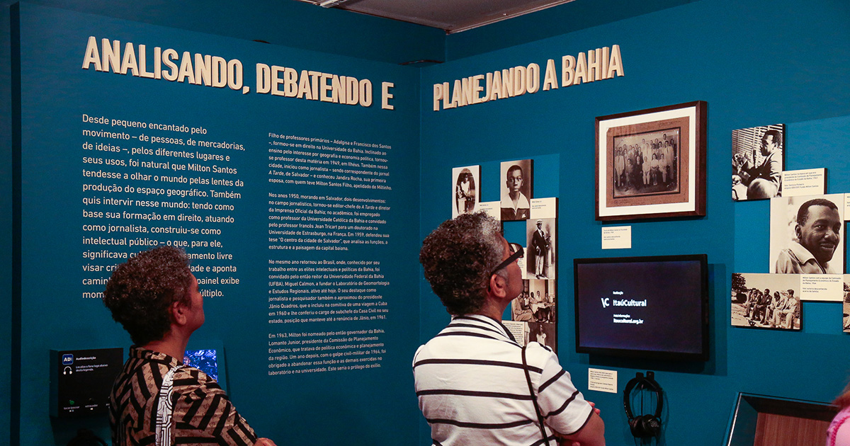 Visitantes na "Ocupação Milton Santos", no Itaú Cultural, em São Paulo - Foto: Cecília Bastos/USP Imagens