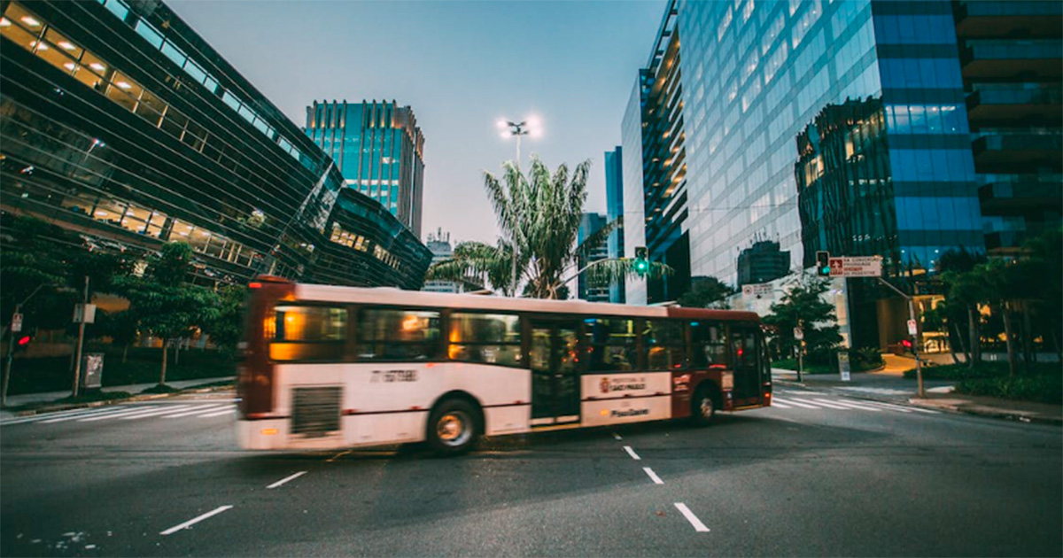 Imagem de um ônibus numa via urbana