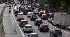 Veículos novos ainda emitem poluentes danosos à saúde, apesar da redução geral em São Paulo