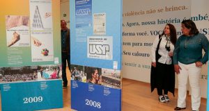 Exposição na Reitoria celebra os 25 anos das campanhas de recepção aos calouros da USP