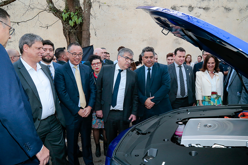 O presidente da Toyota Brasil, Rafael Chang (gravata amarela), apresenta o carro movido a hidrogênio - Foto: Cecília Bastos/USP Imagens