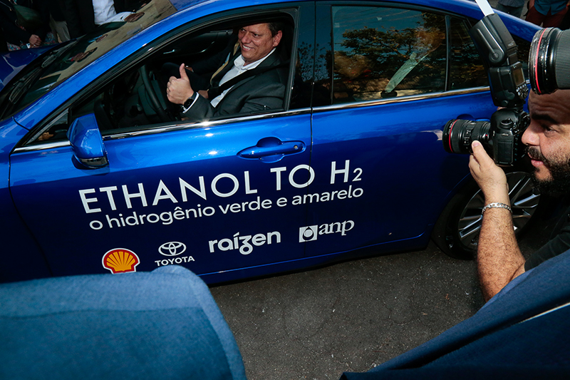 O governador aproveitou a oportunidade para testar o carro movido a hidrogênio - Foto: Cecília Bastos/USP Imagens