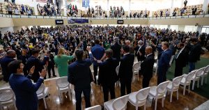 Um em cada três adultos no Brasil se identifica como evangélico