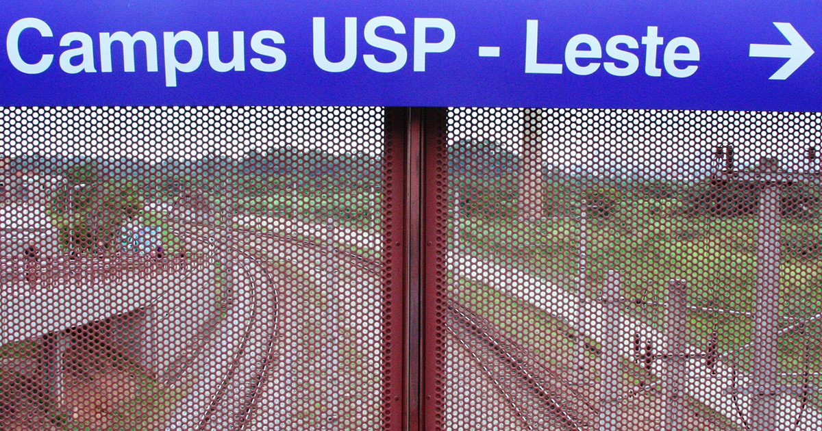Passarela da Estação USP Leste, localizada no Jardim Keralux