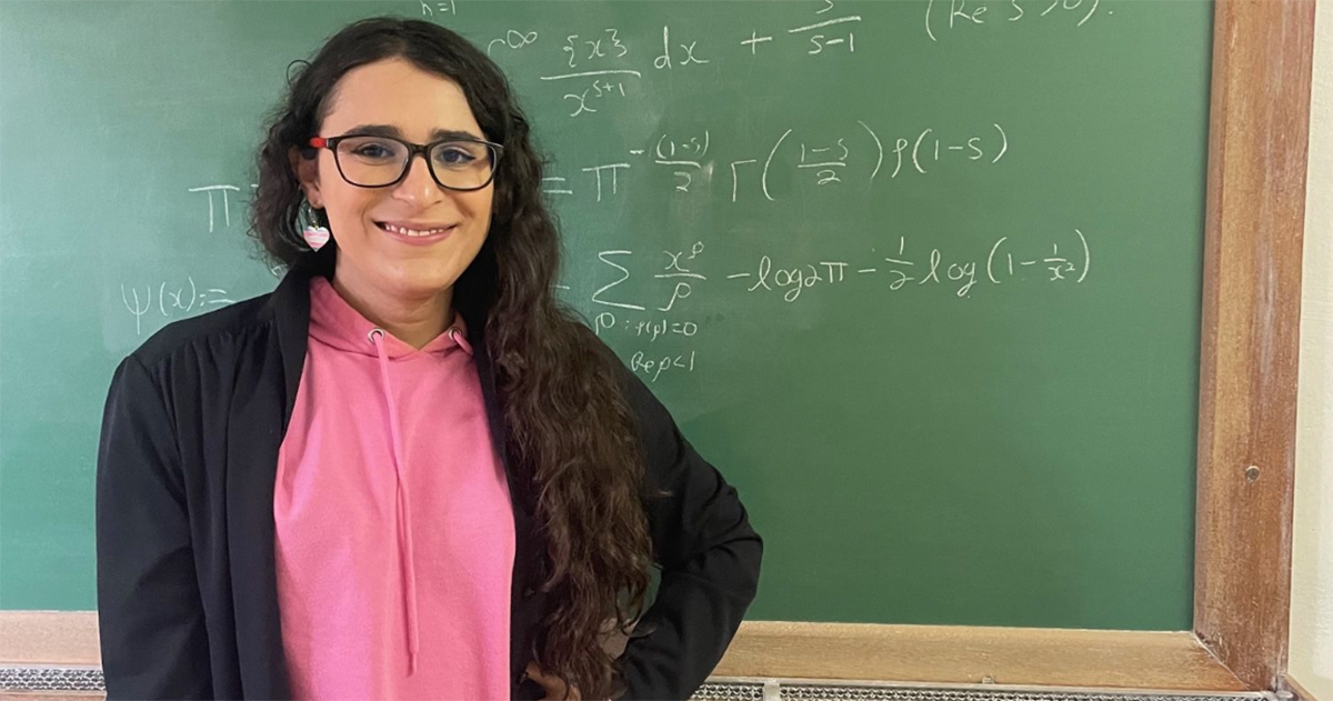 Emilly Quesada-Herrera, vencedora do Prêmio Gutierrez de Melhor Tese em Matemática - Foto: Reprodução/ICMC-USP