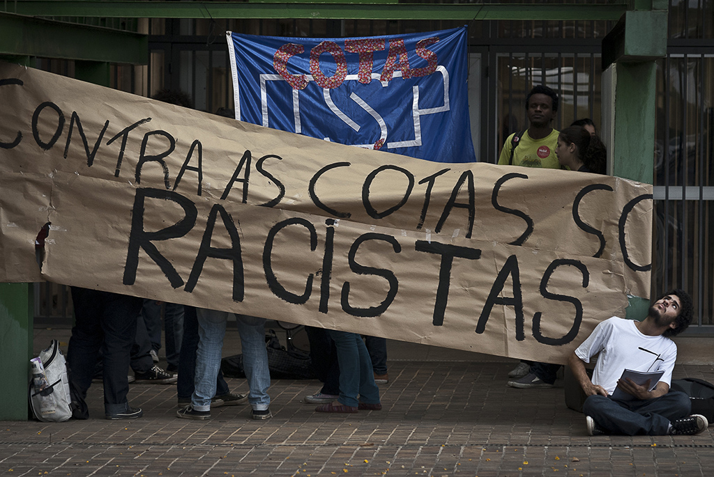 Alunos realizam ato a favor do sistema de cotas na universidade - Foto: 
Marcelo Camargo/Agência Brasil
