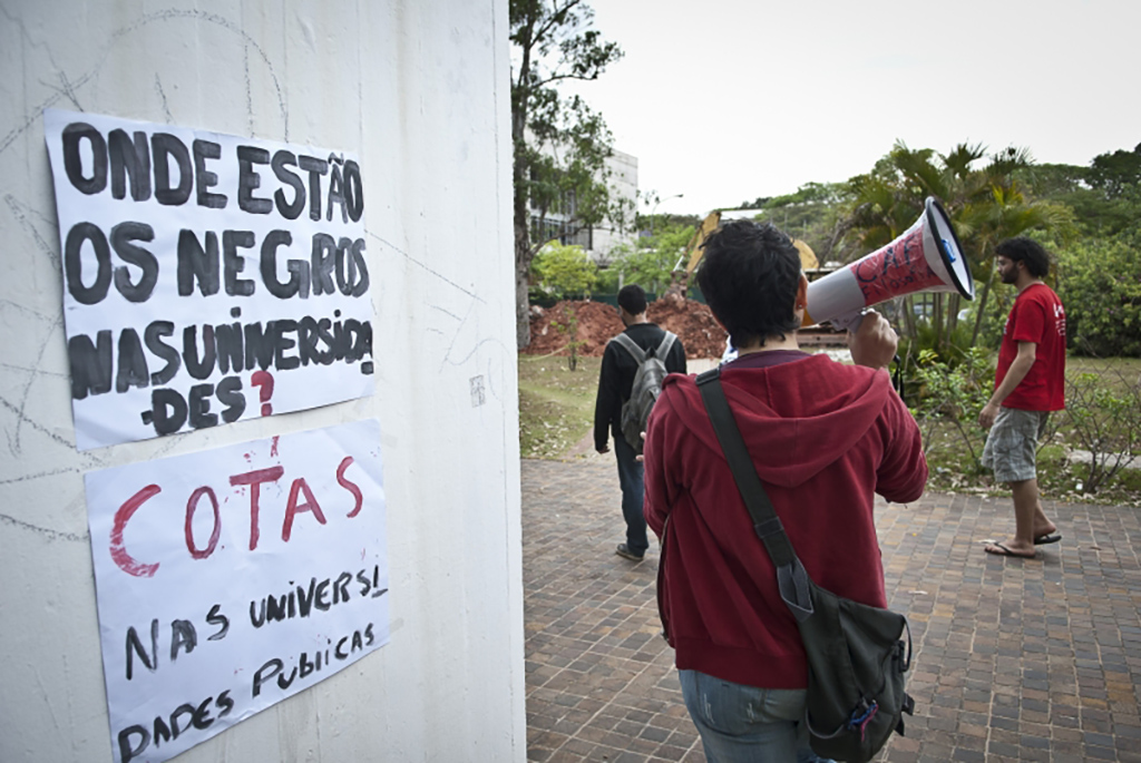 Alunos realizam ato a favor do sistema de cotas na universidade - Foto: Marcelo Camargo/Agência Brasil
