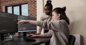 Pesquisadoras de ciências e tecnologia discutem participação feminina na computação