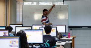 Clube da Matemática: projeto piloto aproxima universitários da USP de alunos da educação básica