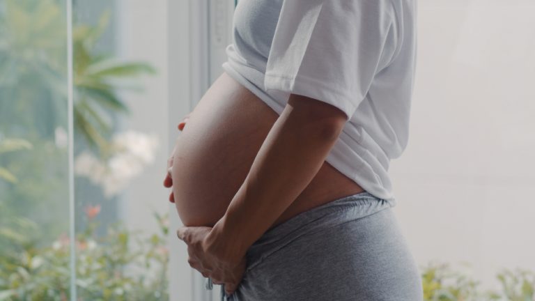 Imagem de mulher grávida segurando a barriga