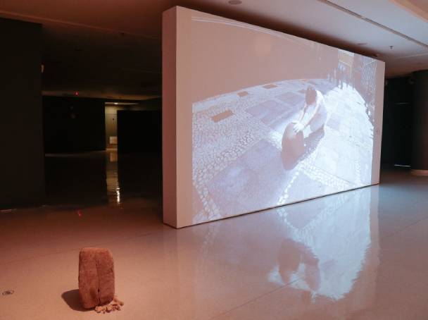 Videoperformance "Rola bosta" e a "Pedra" carregada por Bel Ysoh - Foto: Marcos Santos/Jornal da USP