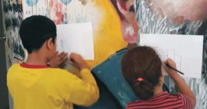 Em mostra cultural, desenhos retratam vida de crianças moradoras de ocupações