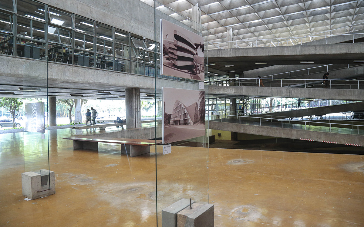 A disposição das obras dialoga com o espaço da própria FAU, que também é resultado da arquitetura moderna - Foto: Cecília Bastos/USP Imagens