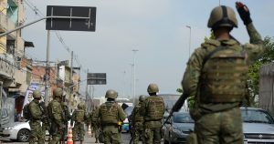 Milícias cariocas: reflexo de instituições fracas e ascensão de grupos armados, afirma especialista