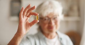 Consumo de vitaminas por idosos deve ser feito sempre sob orientação médica