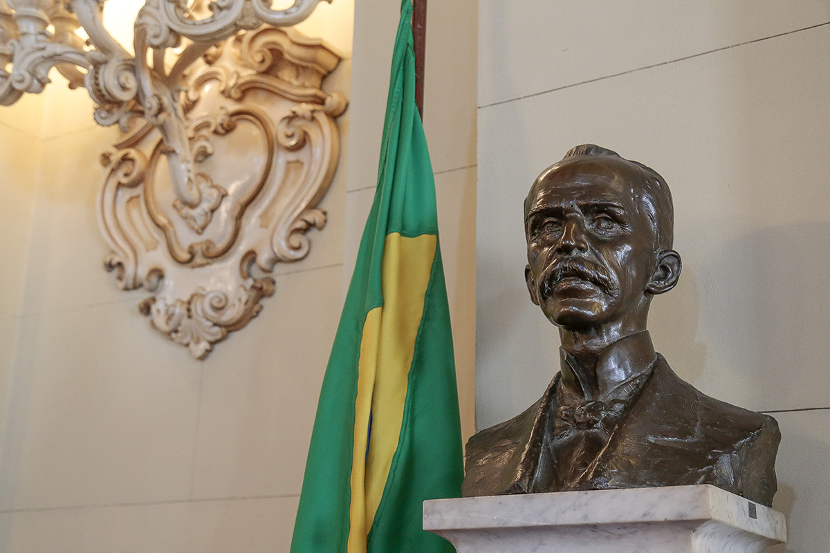 Busto de Rui Barbosa, esculpido em bronze por Amadeu Zani em 1908, está instalado no Salão Nobre da faculdade - Foto: Marcos Santos/USP Imagens