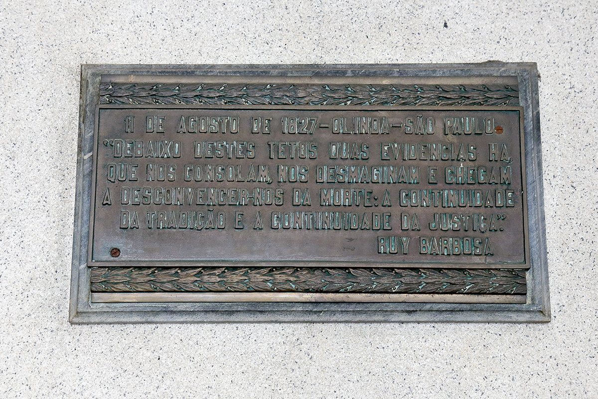 Placa de bronze instalada em 1944 na entrada da Faculdade de Direito, gravada com trecho de discurso feito por Rui Barbosa em 1909 - Foto: Marcos Santos/USP Imagens