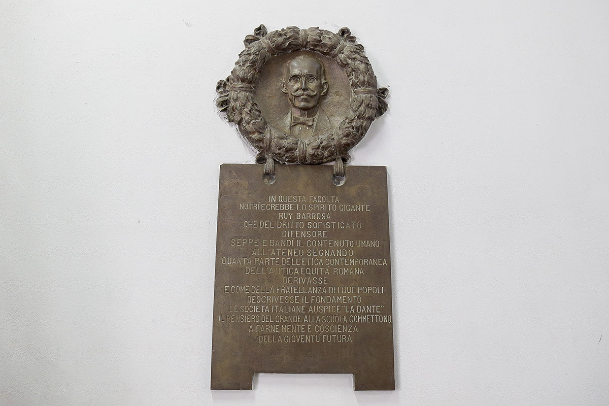 Medalhão de Rui Barbosa, esculpido em bronze por Ettore Ximenes em 1923 e inaugurado na Faculdade de Direito em 1923 - Foto: Marcos Santos/USP Imagens