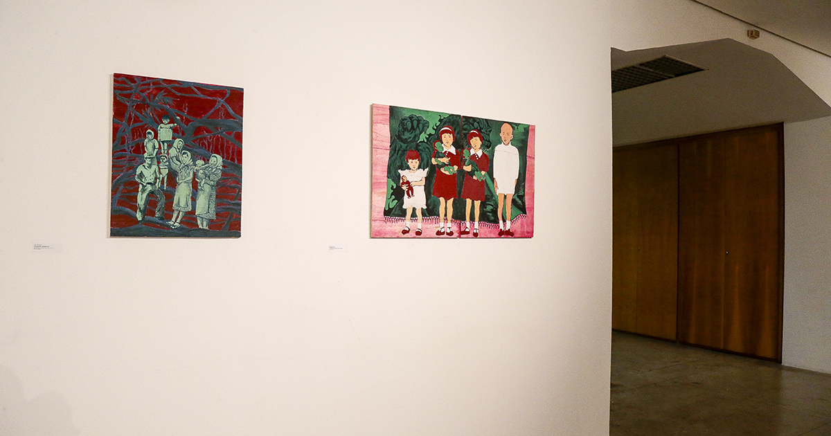 "Retrato em Família" (2023) e "Crianças" (2023), ambos em cal, pigmento e tinta de cola sobre madeirite, por Mar Yamanoi - Foto: Marcos Santos/USP Imagens