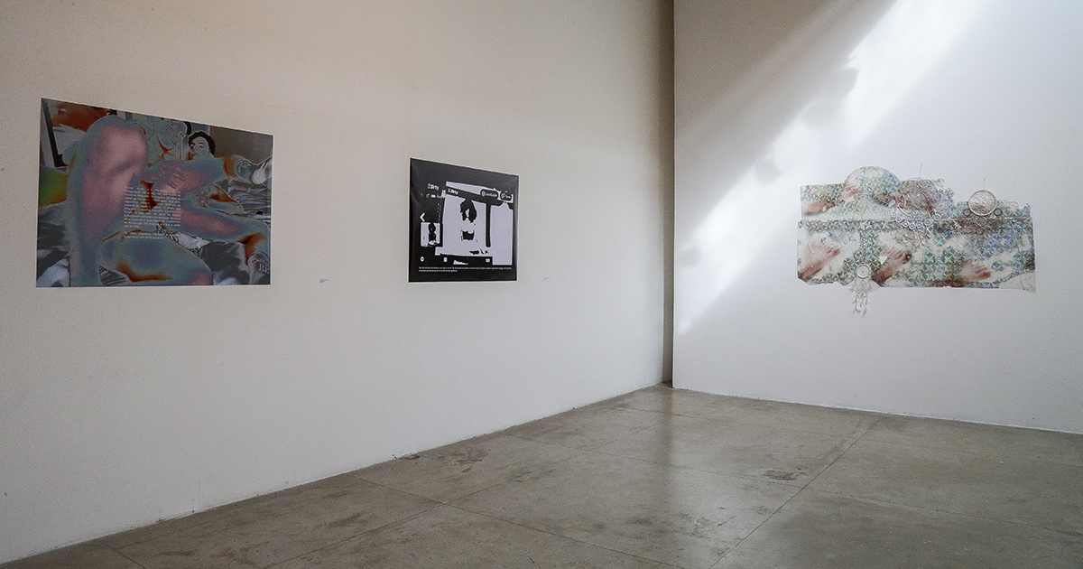 Vista das obras sem título de Alex Avelino, à esquerda, e de "Meio do Caminho" (2023), de Murillo Caldeira, à direita - Foto: Marcos Santos/USP Imagens