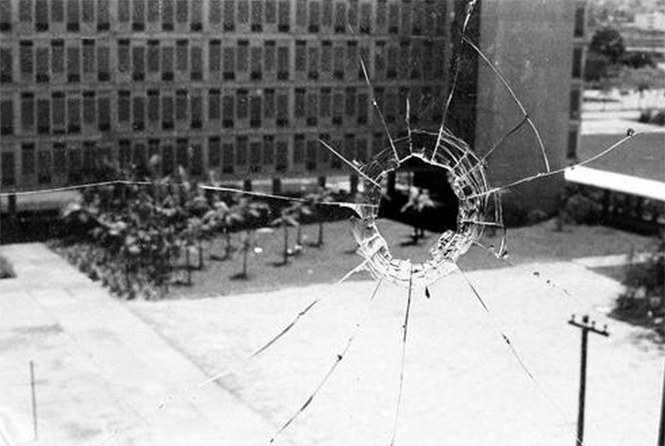 Um dos ícones das invasões militares, a foto exibe uma janela furada por um dos diversos tiros deferidos contra os blocos do CRUSP - Foto: coleção de Paulo Negrão