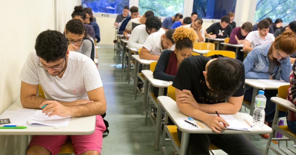 Estudantes numa sala de aula fazendo prova