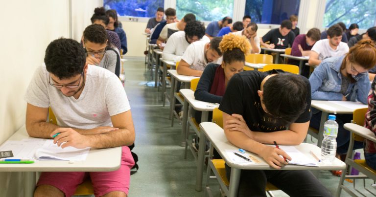 Estudantes numa sala de aula fazendo prova