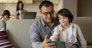 Tecnologia amplia papel das crianças como motores do conhecimento nas famílias