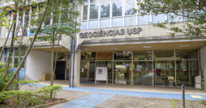 Fachada do Instituto de Geociências da USP com o nome escrito na entrada