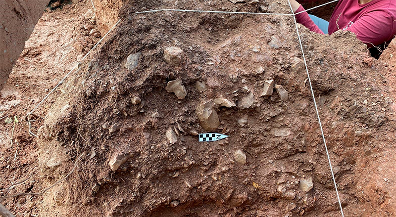 Detalhe do solo escavado expondo lascas derivadas das atividades exercidas milenarmente na área- Foto: Leticia Correa/Zanettini Arqueologia