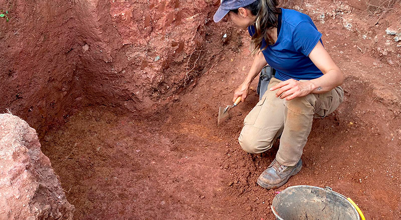 Arqueóloga Letícia Correa realizando escavações na porção ainda preservada do sítio - Foto: Leticia Correa/Zanettini Arqueologia