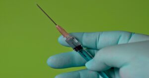 Vacinação contra covid-19 deve ser mantida, afirma infectologista