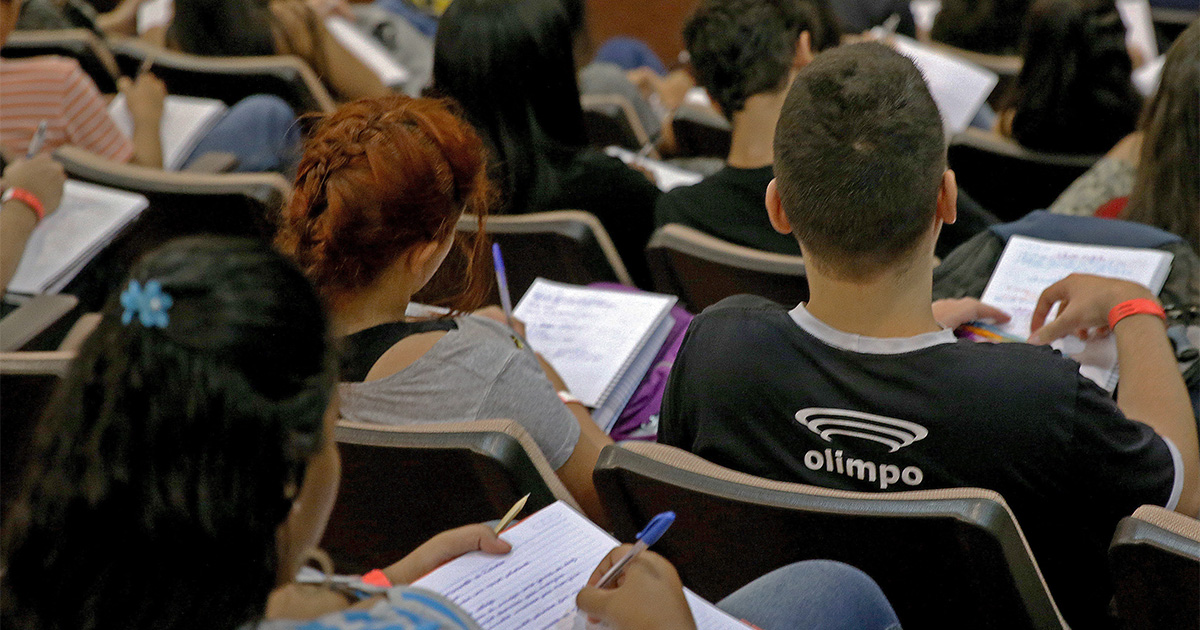 Foto da Agência Brasil mostra estudantes durante Exame Nacional do Ensino Médio