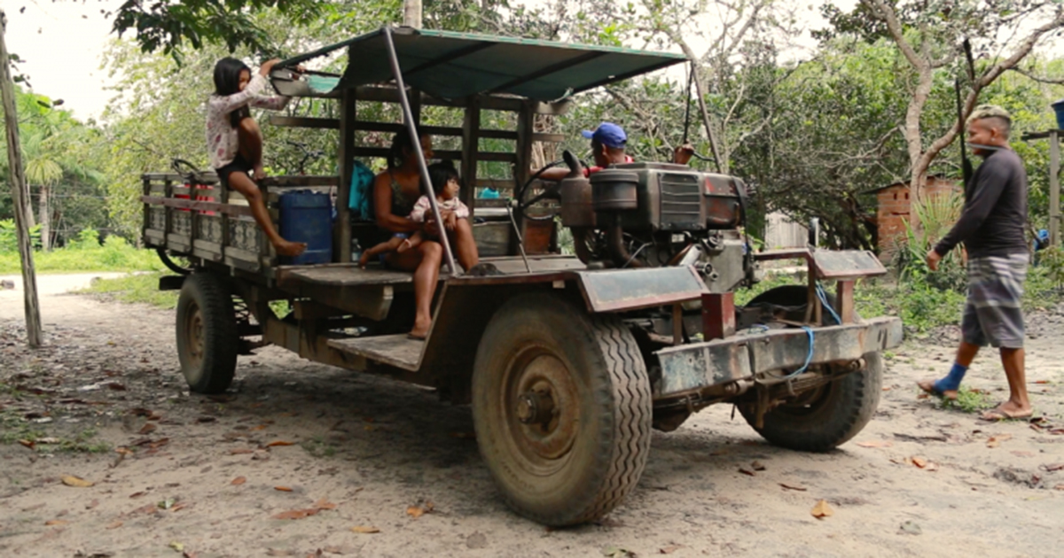“Poc-Poc”, um veículo estilo “Mad Max amazônico”, com carroceria de madeira decorada com os grafismos dos Borari e dos Arapium, que os vigilantes percorrem o território - Foto: Fábio Alkmin