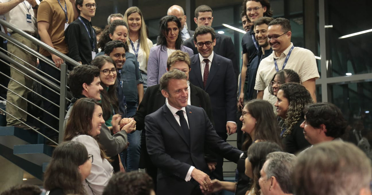 O presidente Macron cumprimenta pesquisadores do Institut Pasteur - Foto: Cecília Bastos/USP Imagens