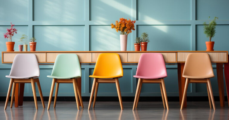 escritório moderno com cadeiras coloridas representando a diversidade