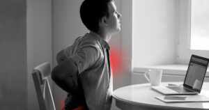 Trabalhar sentado por longos períodos, sem pausas, pode aumentar o risco de doenças cardiovasculares