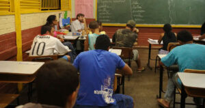 A alfabetização de jovens e adultos apresenta um pano de fundo socioeconômico marcante no Brasil