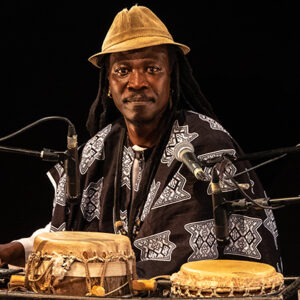 O compositor e percussionista Baye Cheikh Mbaye, do Senegal, é herdeiro de uma linhagem de griôs - Foto: Celine Bianchini